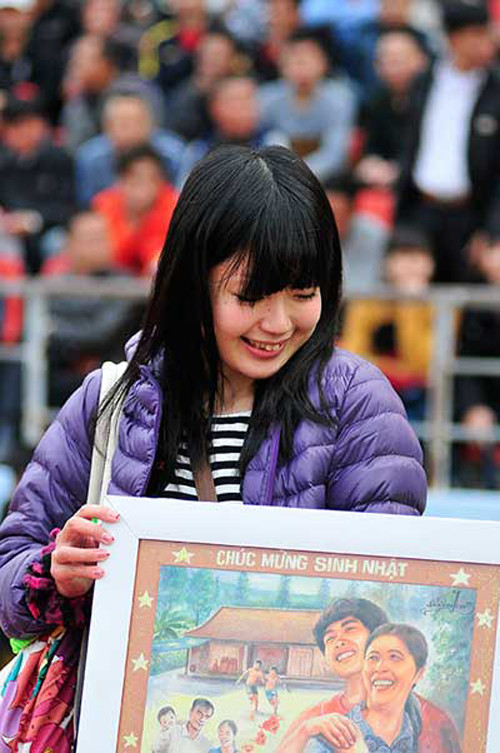 Nữ phóng viên Nhật xinh đẹp 'tiếp lửa' cho HAGL ảnh 2