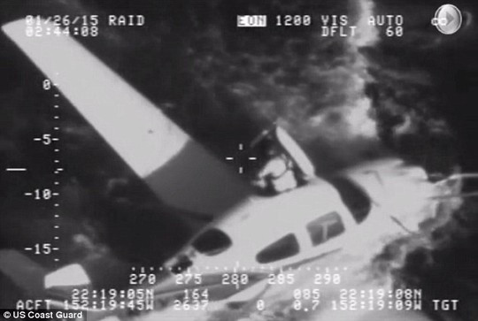 Máy bay hết xăng giữa đại dương, 'hạ cánh' bằng... dù ảnh 2