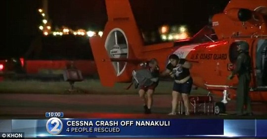 Máy bay hết xăng giữa đại dương, 'hạ cánh' bằng... dù ảnh 3