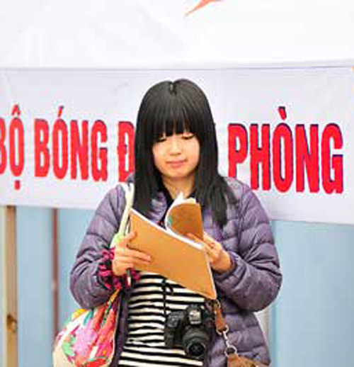 Nữ phóng viên Nhật xinh đẹp 'tiếp lửa' cho HAGL ảnh 4