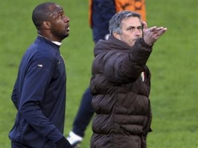 Jose Mourinho (phải) nói lời tạm biệt với Patrick Vieira, trước khi tiền vệ này trở lại Anh thi đấu. Ảnh AP