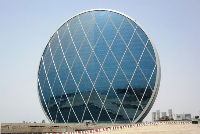 Trụ sở của tập đoàn bất động sản Aldar bên bãi biển Al Raha ở Các tiểu vương quốc Arab thống nhất (UAE). Đây là tòa nhà có hình tròn đứng đầu tiên ở Trung Đông