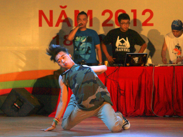 Động tác chân được phô diễn khéo léo