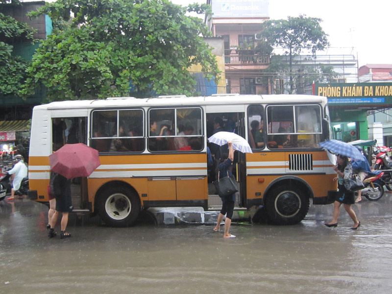 Xe ô tô giúp người dân đi miễn phí qua đoạn đường ngập