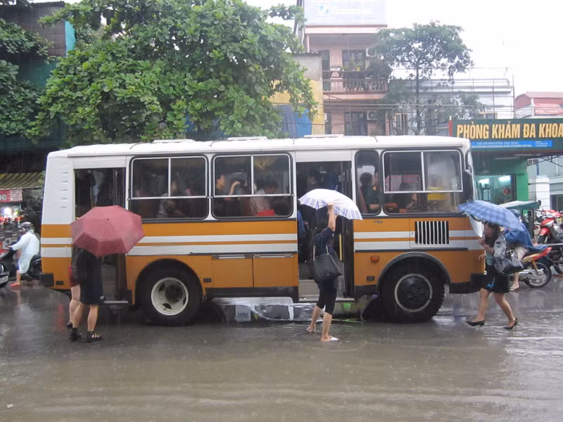 Xe ô tô giúp người dân đi miễn phí qua đoạn đường ngập