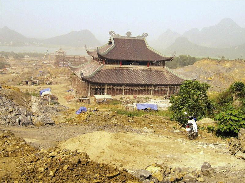 Khu du lịch tâm linh núi chùa Bái Đính và hang động Tràng An đang gấp rút hoàn thiện - Ảnh: Trần Thanh