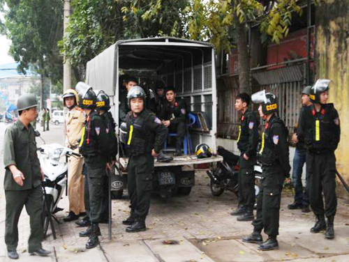 Từ sáng sớm rất đông các chiến sỹ công an, lực lượng bảo vệ có mặt để chuẩn bị an minh cho phiên tòa. Các phóng viên đã tới tòa từ rất sớm để chuẩn bị tác nghiệp, đưa tin. Luật sư Huỳnh - người bảo vệ lợi ích cho gia đình bị hại. Trong khi gia đình bị hại phẫn nộ, đau đớn... ... thì người nhà bị cáo Luyện lo lắng "ẩn" vào chỗ khuất. Ba bị cáo được áp tải tới tòa án và được hộ tống bởi khoảng gấn 300 chiến sĩ cảnh sát. Bị cáo Lê Văn Mến (bố của Lê Văn Luyện) bước vào tòa Khi thấy Lê Văn Luyện, người nhà cháu Bích đã xô tới kêu khóc, la ó đòi công bằng khiến lực lượng công an buộc phải áp tải cả ba bị cáo ra phòng Kiểm sát viên để bảo vệ. Lê Văn Luyện mặc quần bò áo sơ mi, khuôn mặt trắng trẻo gầy hơn lần xét xử sơ thẩm ngồi lặng thinh đợi phiên tòa bắt đầu. Lê Văn Luyện quay sang nhìn bố không nói được câu nào. Lê Văn Luyện lí nhí khai nhận toàn bộ quá trình gây án giết người, cướp vàng tại tiệm vàng Ngọc Bích Bị cáo Lê Văn Miên cho rằng vì quá thương con và hiểu biết pháp luật "nông cạn" nên mới bao che tội cho con mình. Tòan cảnh phiên tòa. Phiên tòa buổi sáng kết thúc, thấy gia đình bị hại quá bức xúc, rất nhiều cảnh sát vây quanh các bị cáo nhằm tránh xảy ra xô xát. Các bị cáo được áp tải lên xe trở về nơi giam giữ chuẩn bị cho phiên xử buổi chiều. Các bị cáo được tháo còng sau khi được dẫn giải tới phiên tòa Các bị cáo ngồi lặng lẽ trong vồng vây của lựng lượng bảo vệ trong khi gia đình người bị hại la ó. Lê Văn Luyện ngáp ngắn ngáp dài không cần lấy tay che... Và nắm chặt đôi tay đã cướp đi ba mạng người khi nghe gia đình bị hại và các luật sư tranh luận. Ông Trịnh Văn Tín - ông nội cháu Bích nêu những nghi vấn chưa sáng tỏ trong vụ án. Lê Văn Luyện lí nhí khi được nói lời cuối: "Bị cáo xin lỗi toàn xã hội và xin lỗi gia đình nạn nhân. Bị cáo mong được tòa giảm án cho mình và người thân” Các bị cáo cúi đầu nghe tòa tuyên án. Từ sáng sớm rất đông các chiến sỹ công an, lực lượng bảo vệ có mặt để chuẩn bị an minh cho phiên tòa. Các phóng viên đã tới tòa từ rất sớm để chuẩn bị tác nghiệp, đưa tin. Luật sư Huỳnh - người bảo vệ lợi ích cho gia đình bị hại. Trong khi gia đình bị hại phẫn nộ, đau đớn... ... thì người nhà bị cáo Luyện lo lắng "ẩn" vào chỗ khuất. Ba bị cáo được áp tải tới tòa án và được hộ tống bởi khoảng gấn 300 chiến sĩ cảnh sát. Bị cáo Lê Văn Mến (bố của Lê Văn Luyện) bước vào tòa Khi thấy Lê Văn Luyện, người nhà cháu Bích đã xô tới kêu khóc, la ó đòi công bằng khiến lực lượng công an buộc phải áp tải cả ba bị cáo ra phòng Kiểm sát viên để bảo vệ. Lê Văn Luyện mặc quần bò áo sơ mi, khuôn mặt trắng trẻo gầy hơn lần xét xử sơ thẩm ngồi lặng thinh đợi phiên tòa bắt đầu. Lê Văn Luyện quay sang nhìn bố không nói được câu nào. Lê Văn Luyện lí nhí khai nhận toàn bộ quá trình gây án giết người, cướp vàng tại tiệm vàng Ngọc Bích Bị cáo Lê Văn Miên cho rằng vì quá thương con và hiểu biết pháp luật "nông cạn" nên mới bao che tội cho con mình. Tòan cảnh phiên tòa. Phiên tòa buổi sáng kết thúc, thấy gia đình bị hại quá bức xúc, rất nhiều cảnh sát vây quanh các bị cáo nhằm tránh xảy ra xô xát. Các bị cáo được áp tải lên xe trở về nơi giam giữ chuẩn bị cho phiên xử buổi chiều. Các bị cáo được tháo còng sau khi được dẫn giải tới phiên tòa Các bị cáo ngồi lặng lẽ trong vồng vây của lựng lượng bảo vệ trong khi gia đình người bị hại la ó. Lê Văn Luyện ngáp ngắn ngáp dài không cần lấy tay che... Và nắm chặt đôi tay đã cướp đi ba mạng người khi nghe gia đình bị hại và các luật sư tranh luận. Ông Trịnh Văn Tín - ông nội cháu Bích nêu những nghi vấn chưa sáng tỏ trong vụ án. Lê Văn Luyện lí nhí khi được nói lời cuối: "Bị cáo xin lỗi toàn xã hội và xin lỗi gia đình nạn nhân. Bị cáo mong được tòa giảm án cho mình và người thân” Các bị cáo cúi đầu nghe tòa tuyên án.