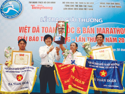 Tổng Biên tập báo Tiền Phong Đoàn Công Huynh - Trưởng Ban tổ chức trao cúp vô địch toàn đoàn cho đoàn Khánh Hoà. Ảnh: Hồng Vĩnh. Tổng Biên tập báo Tiền Phong Đoàn Công Huynh - Trưởng Ban tổ chức trao cúp vô địch toàn đoàn cho đoàn Khánh Hoà Ảnh: Hồng Vĩnh