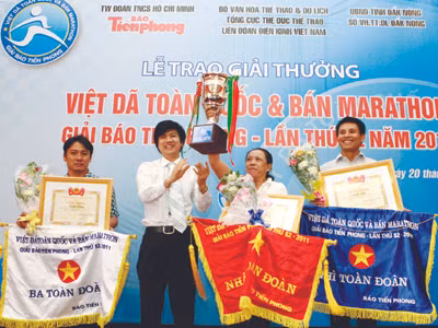 Tổng Biên tập báo Tiền Phong Đoàn Công Huynh - Trưởng Ban tổ chức trao cúp vô địch toàn đoàn cho đoàn Khánh Hoà Ảnh: Hồng Vĩnh