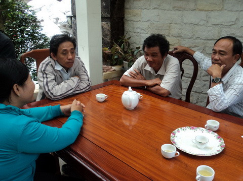 Nhiều chủ nợ của Công ty Bình An đến nhà ông Trí uống trà, tìm hiểu về nội dung đàm phán giữa ngân hàng với Bianfishco nhằm sớm có tiền trả nợ cho người nuôi cá