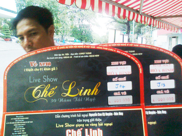 Một số vé in giá cao bất thường (4 triệu đồng). Ảnh: N. A. Một số vé in giá cao bất thường (4 triệu đồng). Ảnh: N. A