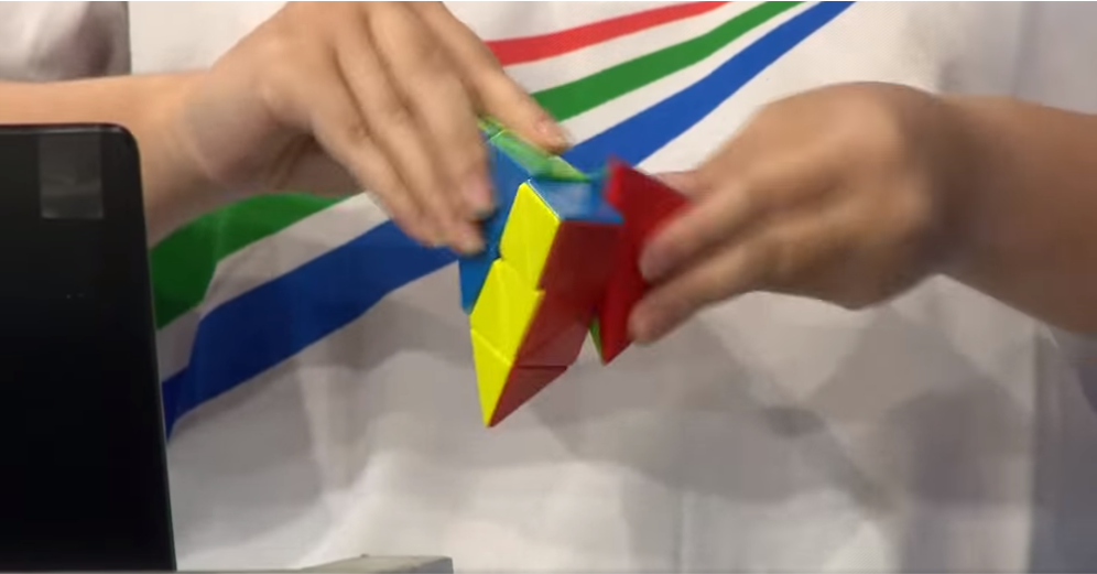 Cô bạn Hồng Ngọc trổ tài quay rubik siêu hạng của mình. Ảnh: Đường lên đỉnh Olympia