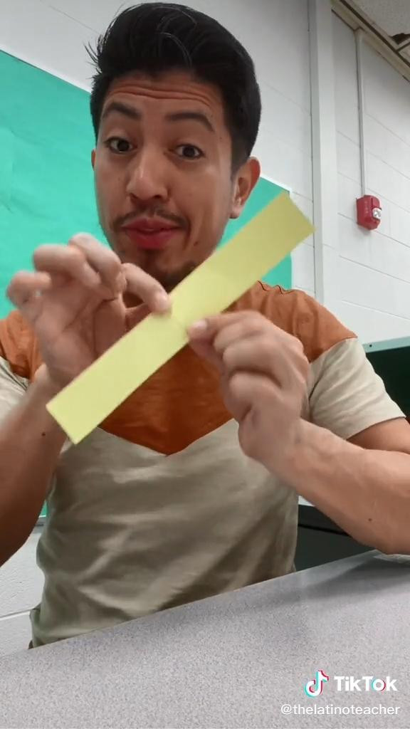 Điều này xảy ra bởi vì dải gốc chỉ có một cạnh nhưng cạnh này lại có chiều dài gấp đôi chiều dài của nó. (Nguồn: @thelatinoteacher) Điều này xảy ra bởi vì dải gốc chỉ có một cạnh nhưng cạnh này lại có chiều dài gấp đôi chiều dài của nó. (Nguồn: @thelatinoteacher)