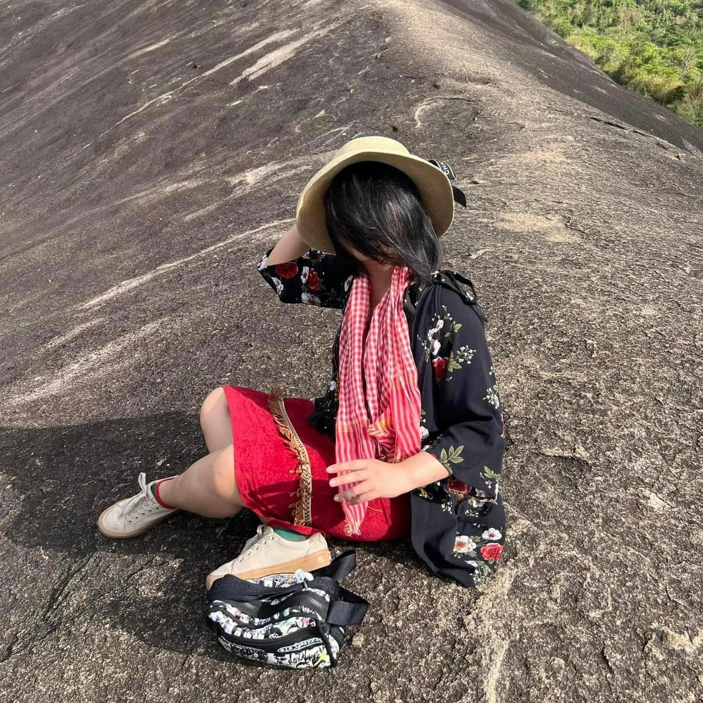 Chất lượng ảnh thì tuyệt vời nhưng mà hình nó lạ lắm à nha.