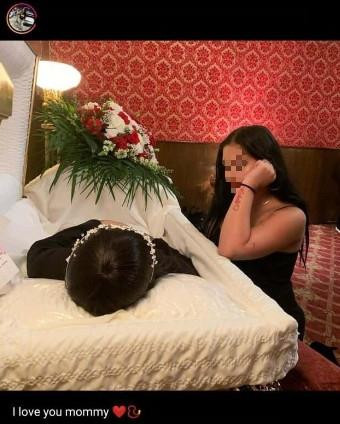 Ăn mặc gợi cảm, trang điểm đậm để tạo dáng trong đám tang người thân? (Nguồn: pubabc)