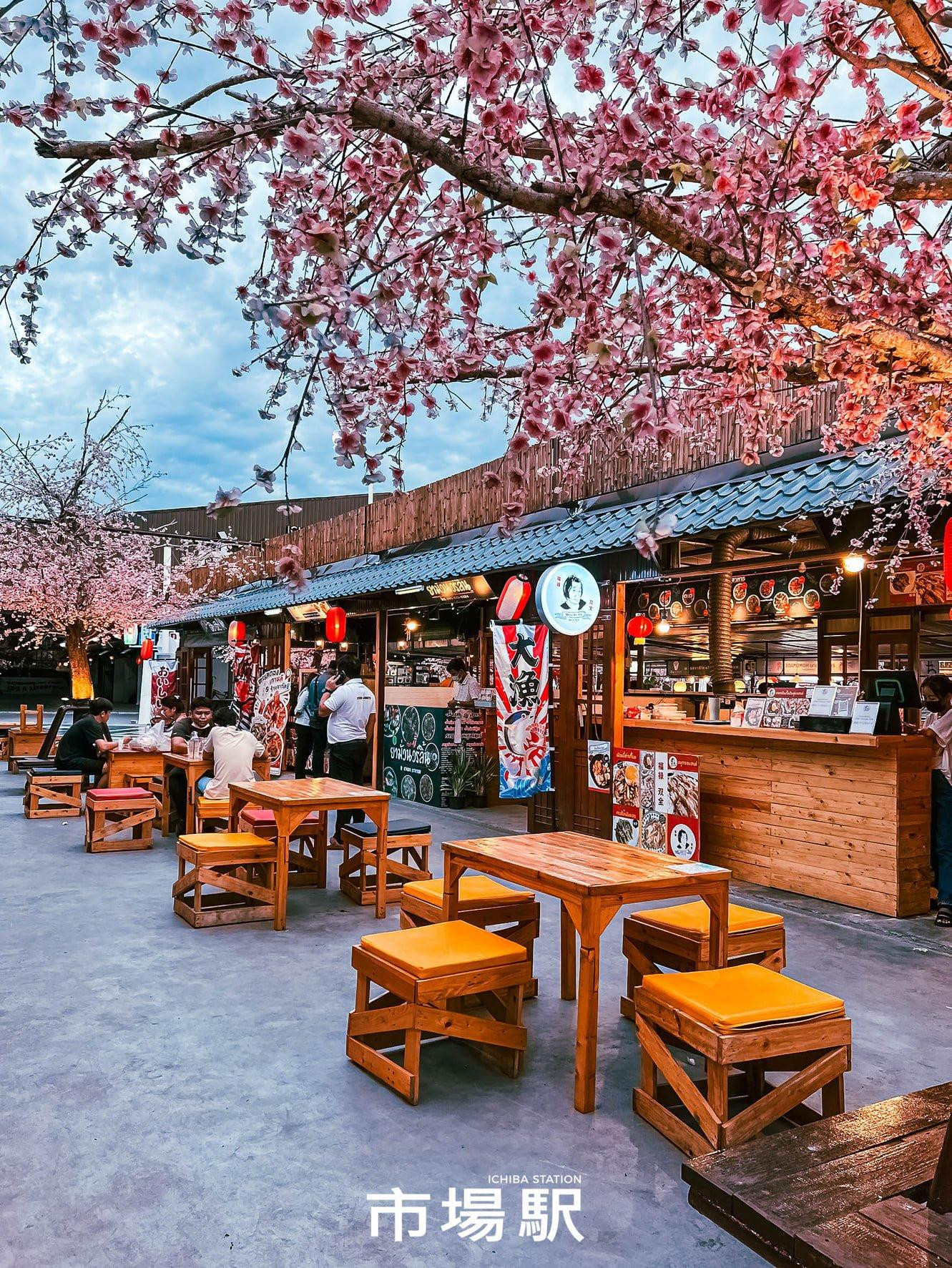 Tất nhiên không thể thiếu sự hiện diện của loài cây đặc trưng của xứ sở hoa anh đào...