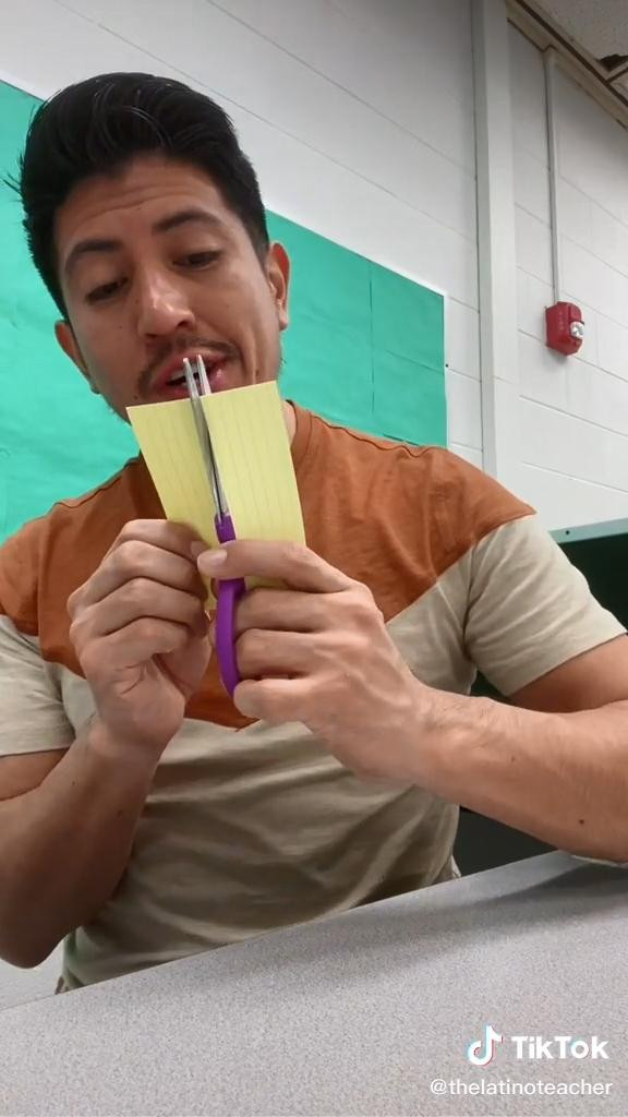 Nếu cắt một dải Mobius dọc theo đường chính giữa sẽ cho ta một dải dài với đầy đủ 2 xoắn, chứ không phải là hai dải riêng biệt như ta nghĩ, kết quả là dải vừa tạo ra không còn là một dải Mobius. (Nguồn: @thelatinoteacher) Nếu cắt một dải Mobius dọc theo đường chính giữa sẽ cho ta một dải dài với đầy đủ 2 xoắn, chứ không phải là hai dải riêng biệt như ta nghĩ, kết quả là dải vừa tạo ra không còn là một dải Mobius. (Nguồn: @thelatinoteacher)