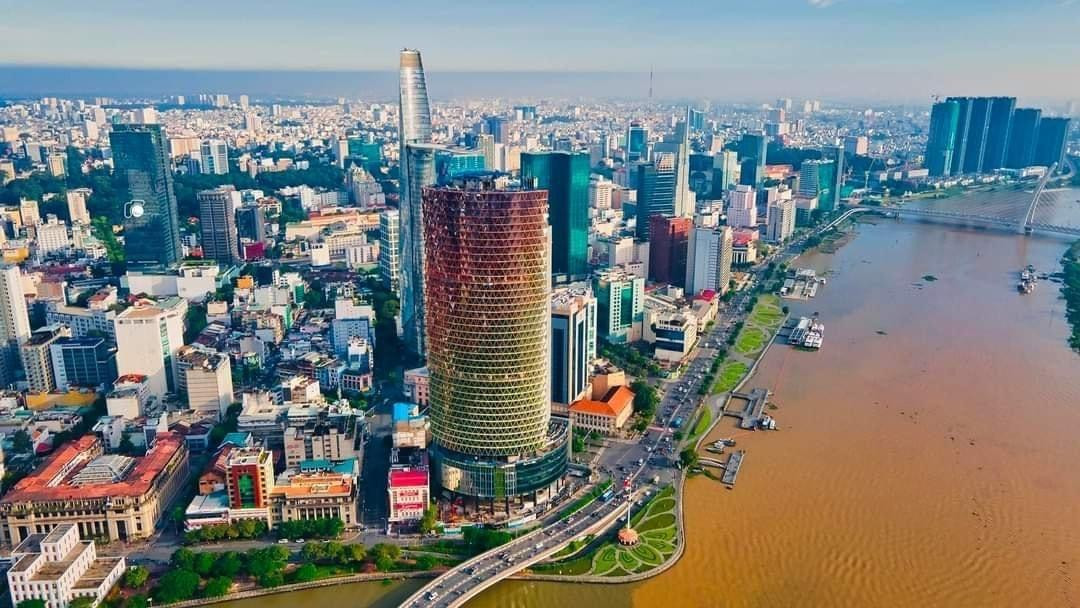 Tòa tháp phản chiếu đa sắc màu ở nhiều góc độ khác nhau - Ảnh: Nguyễn Khánh Vũ Khoa.