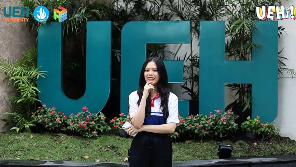 "Nàng thơ" dẫn dắt khán giả tham quan mọi ngõ ngách trong cơ sở A của UEH. "Nàng thơ" dẫn dắt khán giả tham quan mọi ngõ ngách trong cơ sở A của UEH.