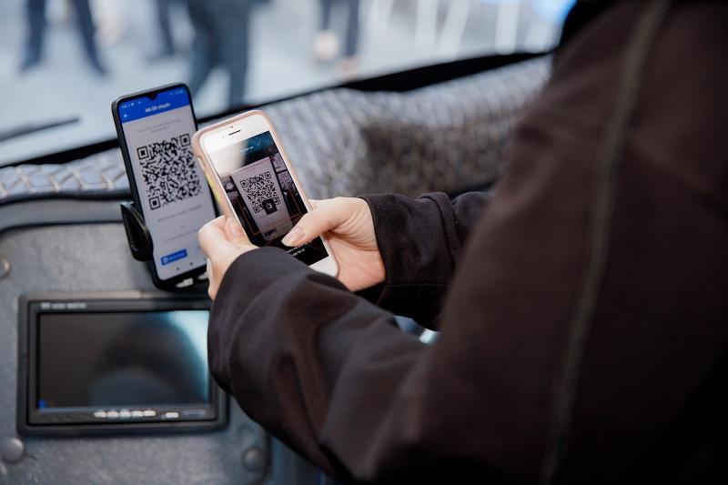 Sinh viên phải quét mã QR khi lên xe.