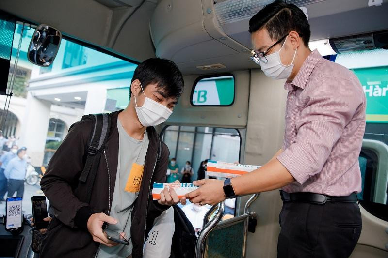 Những chiếc ô đậm chất UEH dành cho những hành khác ngày đầu tiên.