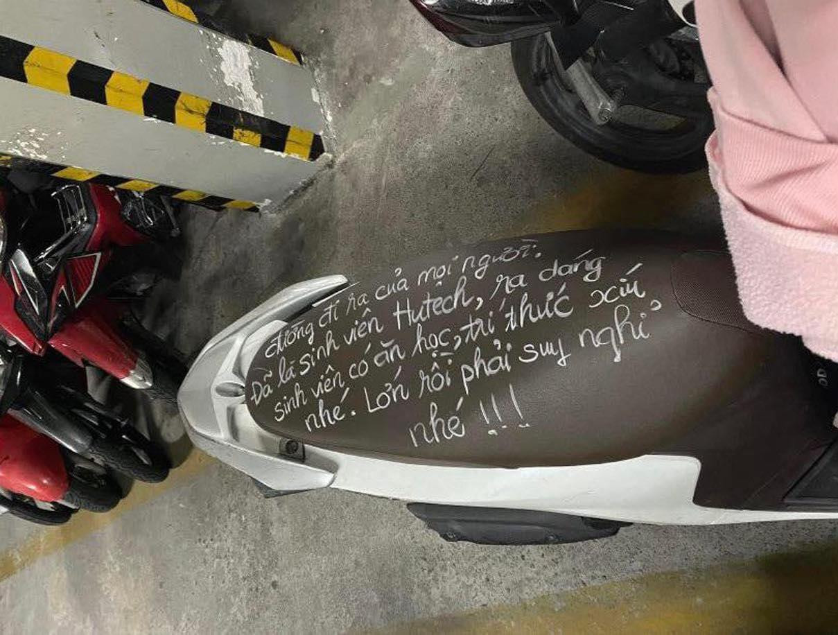 Hành động “nhắc nhở” ngay trên xe gây nhiều tranh cãi (Nguồn: Hutech confession) Hành động “nhắc nhở” ngay trên xe gây nhiều tranh cãi (Nguồn: Hutech confession)