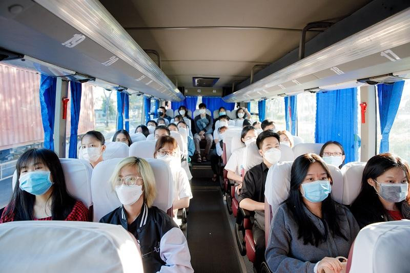 Những hành khách trên chuyến Shuttle Bus UEH đầu tiên.