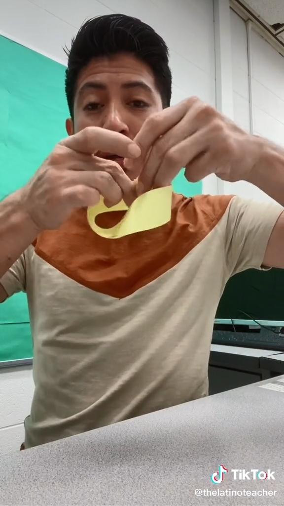 Nếu cắt dải này dọc theo đường chính giữa của nó giống y như vậy lần nữa sẽ tạo ra hai dải quấn quanh nhau, đều có đầy đủ hai xoắn. (Nguồn: @thelatinoteacher) Nếu cắt dải này dọc theo đường chính giữa của nó giống y như vậy lần nữa sẽ tạo ra hai dải quấn quanh nhau, đều có đầy đủ hai xoắn. (Nguồn: @thelatinoteacher)