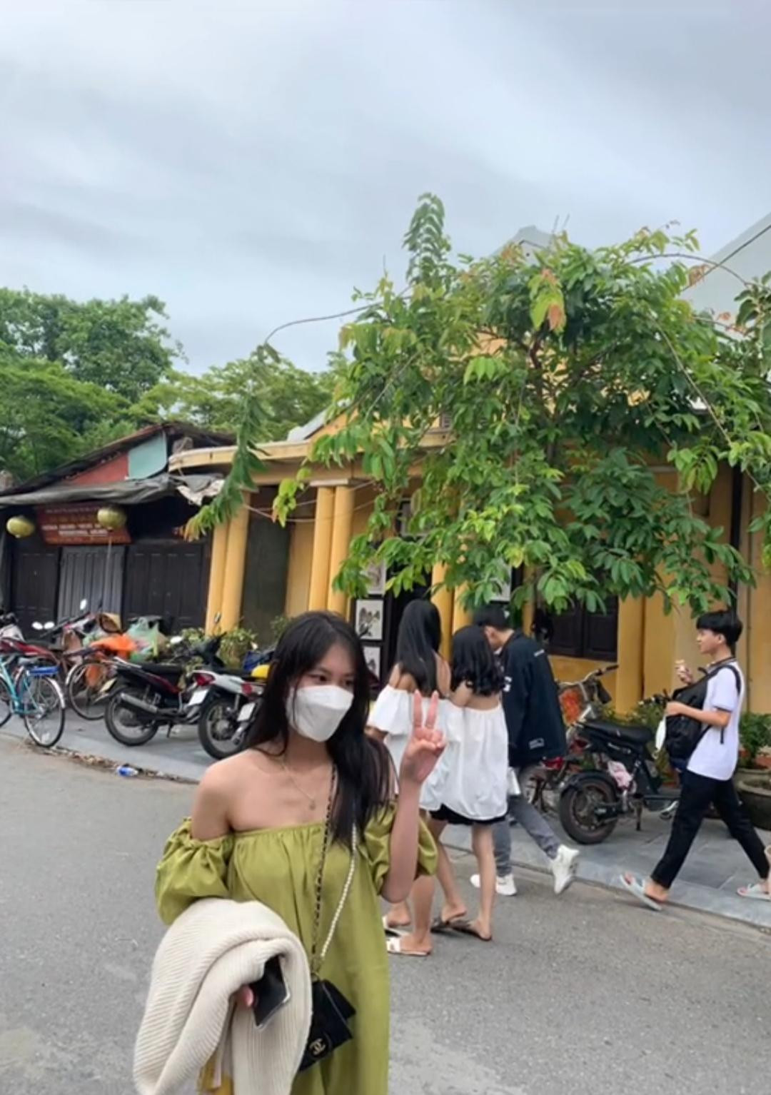 Cố tỏ ra là mình ổn nhưng sâu bên trong nước mắt là biển rộng...