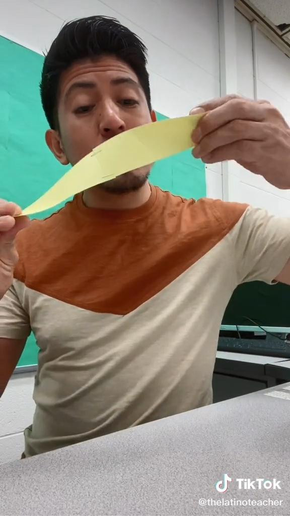 Vết cắt tạo ra thêm một cạnh riêng biệt, mà một nửa của nó ở mỗi bên cây kéo, ta có được một dải mới dài hơn. (Nguồn: @thelatinoteacher) Vết cắt tạo ra thêm một cạnh riêng biệt, mà một nửa của nó ở mỗi bên cây kéo, ta có được một dải mới dài hơn. (Nguồn: @thelatinoteacher)