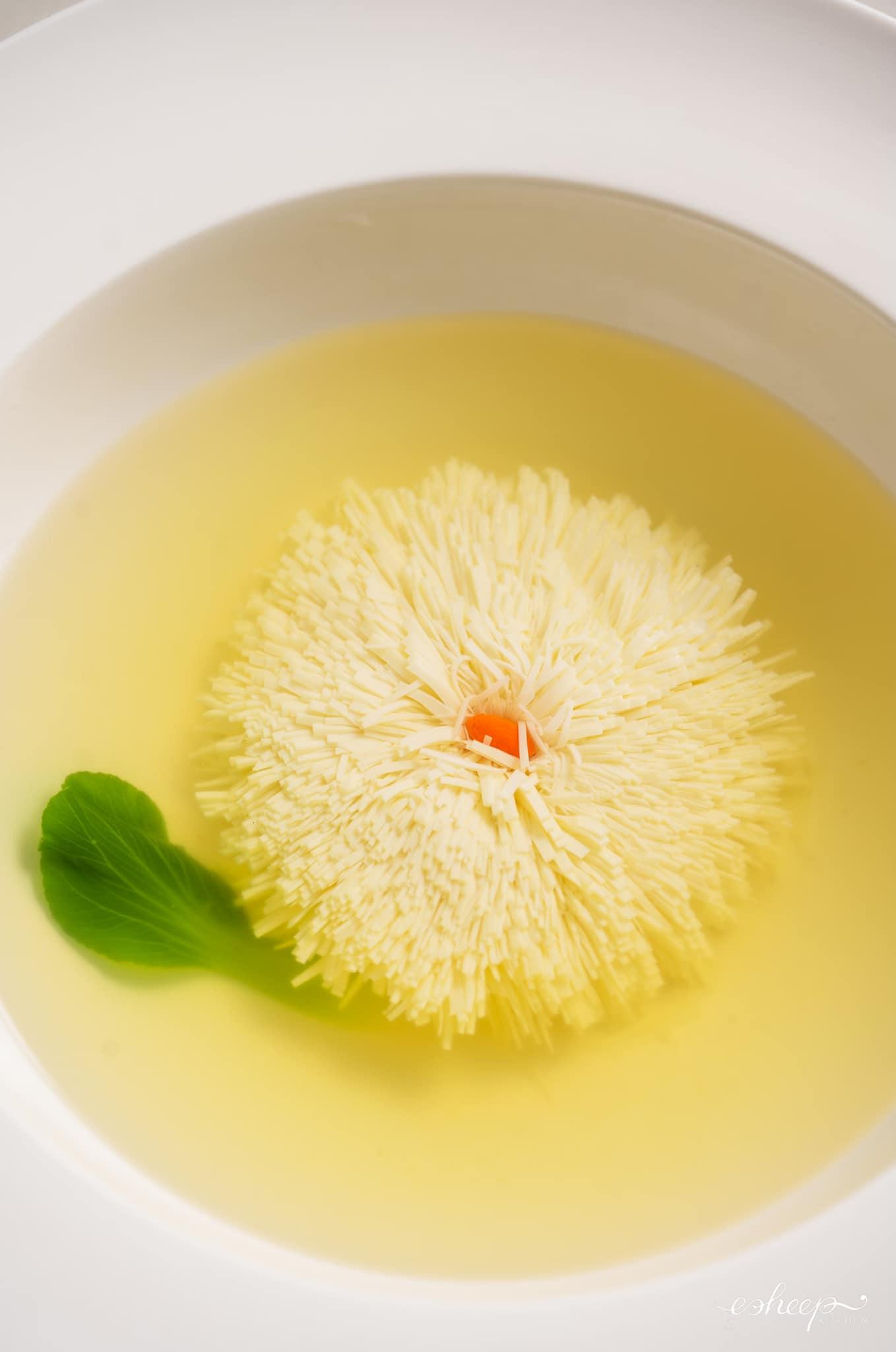 Bông cúc đậu hũ này sẽ được thưởng thức trong nước dùng bát bửu từ các loại nguyên liệu thượng hạng như bào ngư, vi cá, tôm hùm, thịt càng cua bể hoặc các loại nấm quý. Bông cúc đậu hũ này sẽ được thưởng thức trong nước dùng bát bửu từ các loại nguyên liệu thượng hạng như bào ngư, vi cá, tôm hùm, thịt càng cua bể hoặc các loại nấm quý.