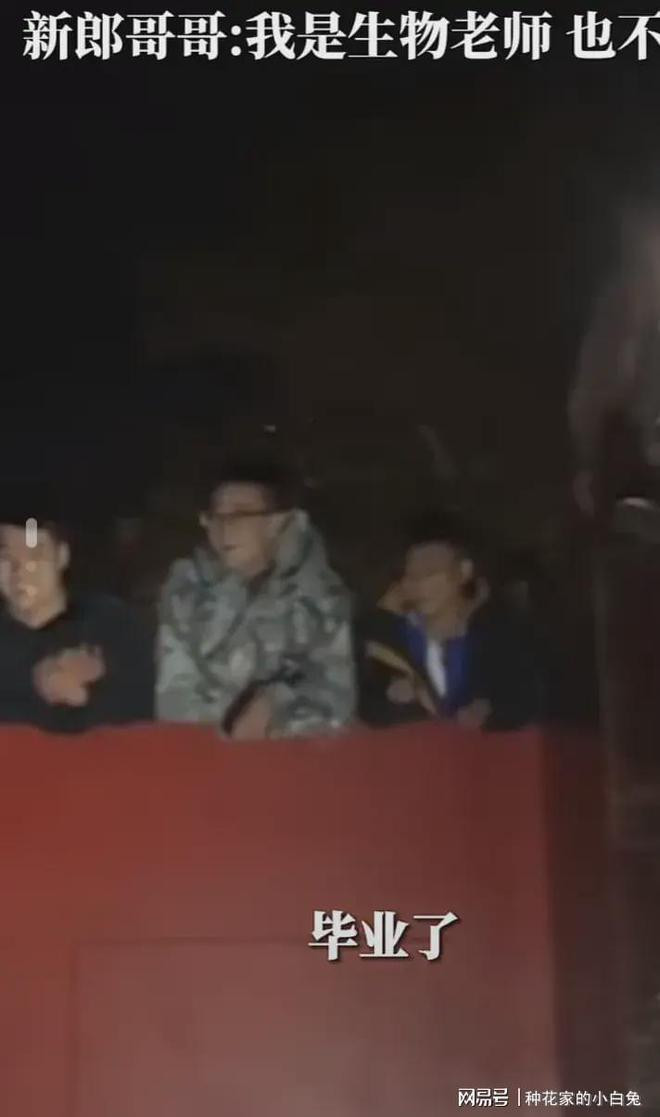 Các bạn học sinh không ngại trèo tường để giữ vững &quot;thành trì&quot; giúp cô. Nguồn: News163