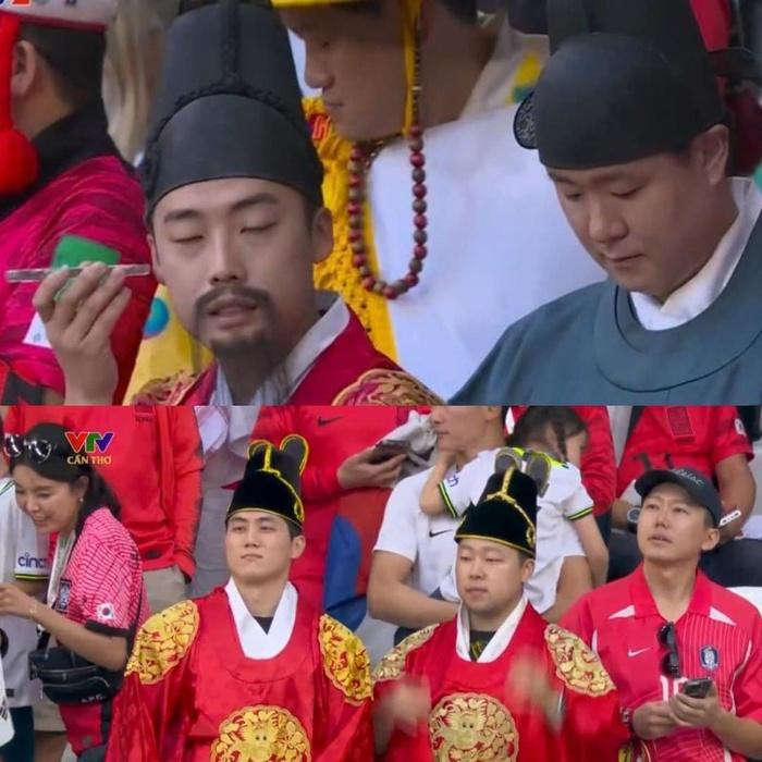 Cũng là đi xem World Cup mà cổ động viên Hàn Quốc trên khán đài lạ lắm, ăn vận cứ ngỡ như &quot;xuyên không&quot;. Nguồn: VTV