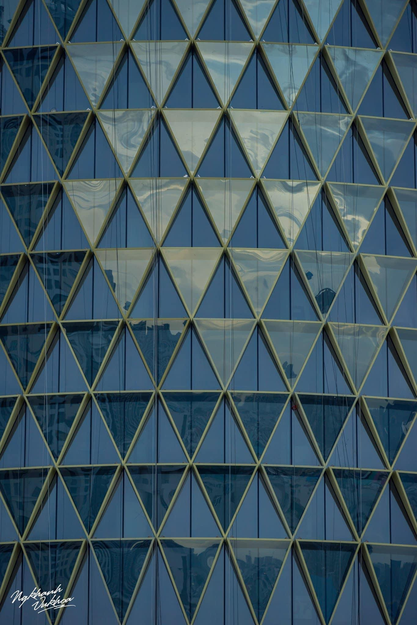 Những panel tam giác đan xen nhau tạo hiệu ứng vảy rồng độc đáo. Ảnh: Nguyễn Khánh Vũ.