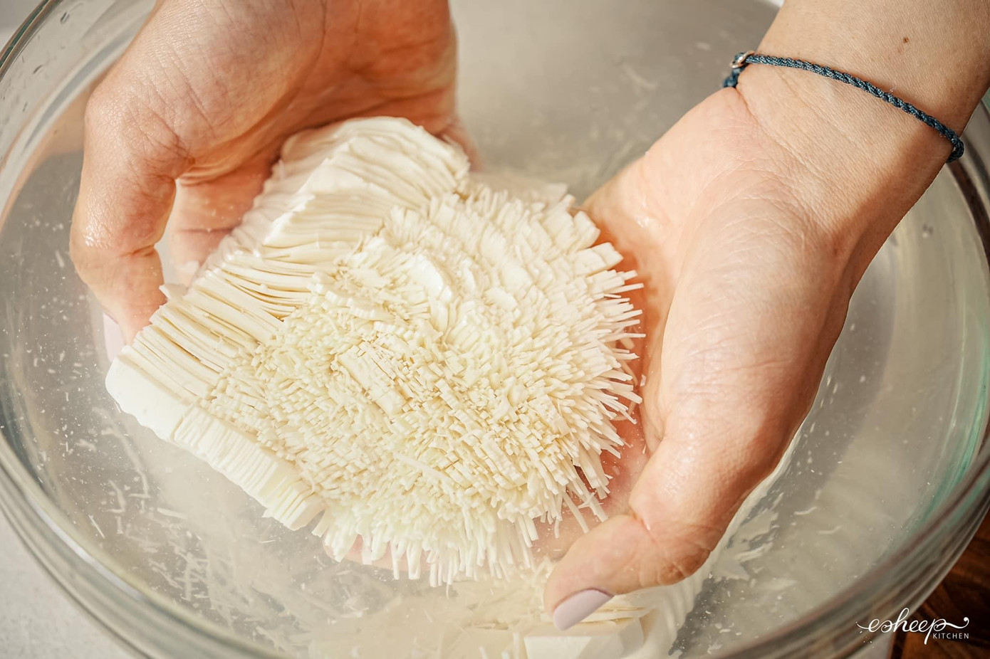 Thành phẩm đóa đại hồng cúc làm từ đậu hũ non Làng Mơ, được hòa quyện với nước dùng bát bửu thượng hạng như tại nhà hàng 5 sao Trung Hoa. Ở tuyệt kỹ này, từng "cánh hoa" được yêu cầu nhỏ hơn 1 mm. Thành phẩm đóa đại hồng cúc làm từ đậu hũ non Làng Mơ, được hòa quyện với nước dùng bát bửu thượng hạng như tại nhà hàng 5 sao Trung Hoa. Ở tuyệt kỹ này, từng "cánh hoa" được yêu cầu nhỏ hơn 1 mm.