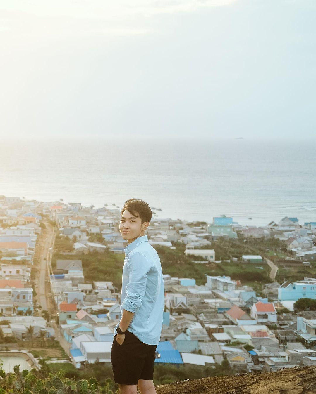 Núi Cao Cát là một trong những ngọn núi cao nhất ở Phú Quý. Hội thích chill có thể ngắm hoàng hôn lãng mạn trên đỉnh Cao Cát. - Ảnh: Nguyễn Đức Hoàng Núi Cao Cát là một trong những ngọn núi cao nhất ở Phú Quý. Hội thích chill có thể ngắm hoàng hôn lãng mạn trên đỉnh Cao Cát. - Ảnh: Nguyễn Đức Hoàng