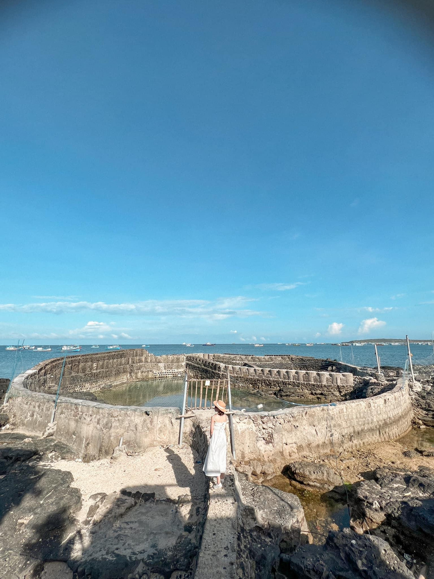 Hồ cá Làng Dương hay còn gọi là Đập Gành Hang cũng là địa điểm check-in không thể bỏ qua nếu ghé thăm đảo Phú Quý. - Ảnh: Hà Cung Hồ cá Làng Dương hay còn gọi là Đập Gành Hang cũng là địa điểm check-in không thể bỏ qua nếu ghé thăm đảo Phú Quý. - Ảnh: Hà Cung