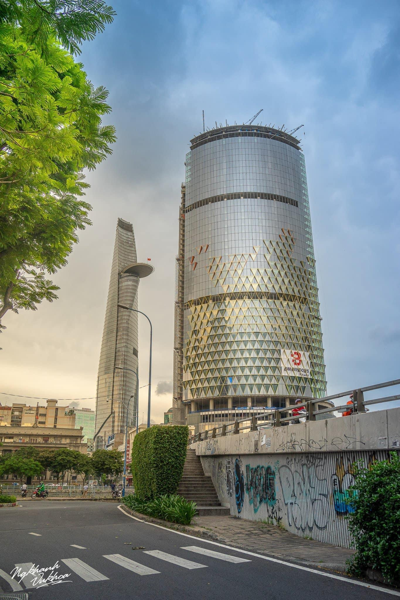 Hình ảnh cận cảnh tòa nhà tọa lạc tại trung tâm Quận 1. Ảnh: Nguyễn Khánh Vũ Khoa.