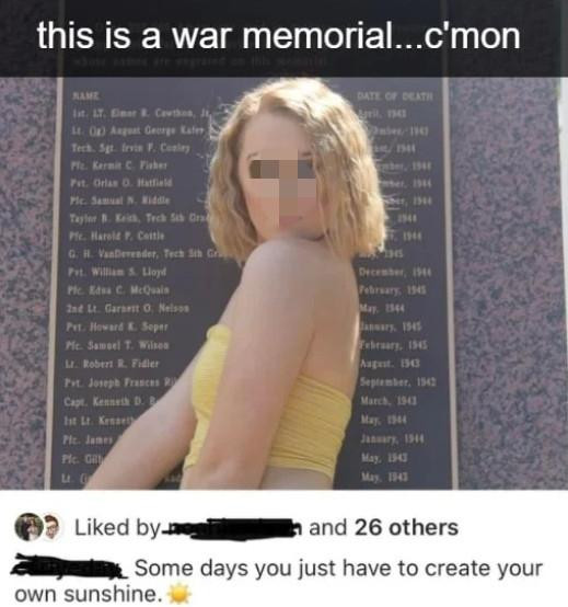 Hành động không phù hợp với hoàn cảnh: Cô gái này thả dáng thoải mái trước một đài tưởng niệm Chiến tranh Thế giới thứ II. (Nguồn: pubabc)