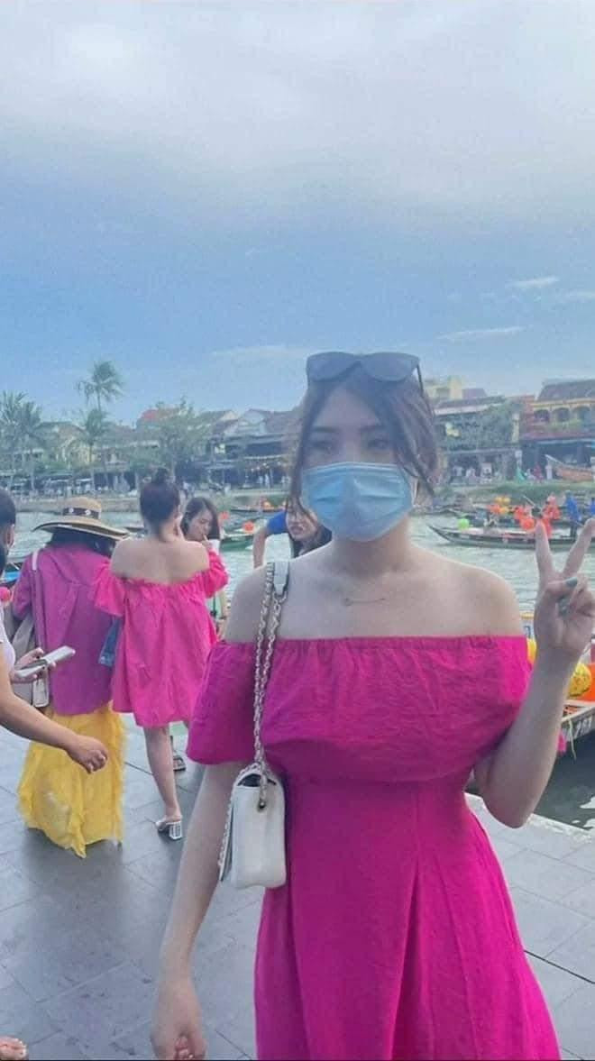 "Tưởng mình đầm hồng đã nổi lắm rồi, ai dè gặp bạn áo hồng váy vàng còn nổi hơn bội lần".