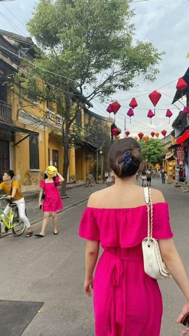 &quot;Thôi đi về&quot;. Thế nhưng đến cái lồng đèn cũng muốn &quot;đụng&quot; màu với cô nàng.