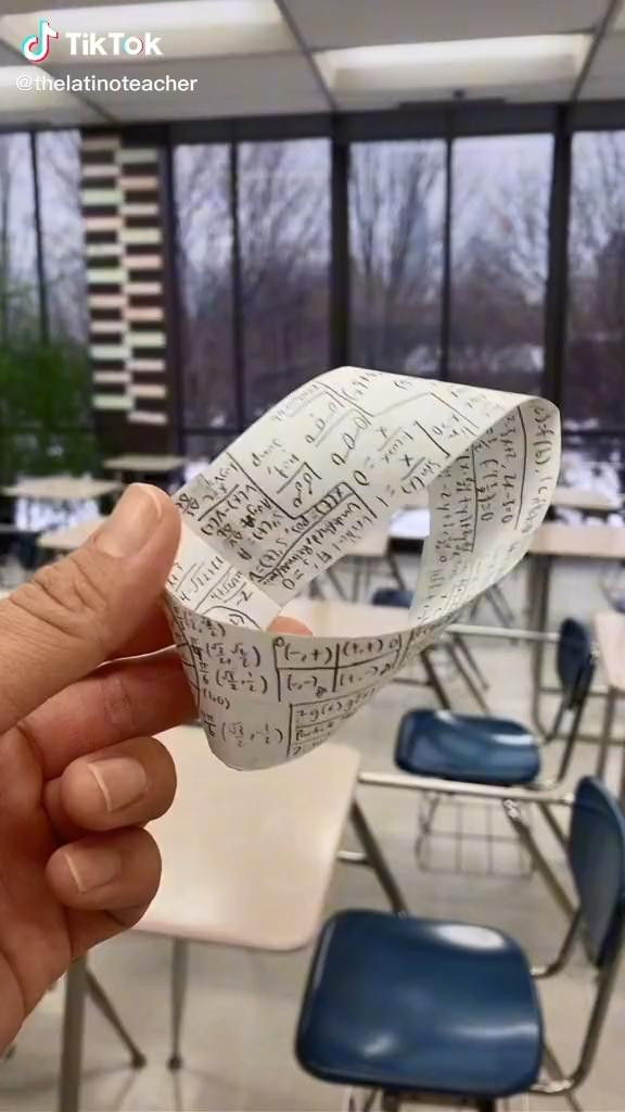 Dải Mobius chỉ có một mặt và một cạnh (tờ giấy bình thường sẽ có 2 mặt và 4 cạnh của một hình chữ nhật). Dải Mobius chỉ có một mặt và một cạnh (tờ giấy bình thường sẽ có 2 mặt và 4 cạnh của một hình chữ nhật).