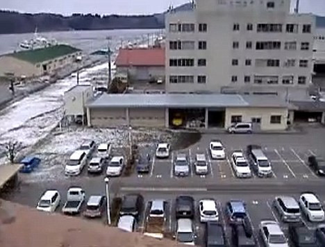 Tiếng còi báo động được cất lên cũng là lúc sóng thần tràn lên bờ, cuốn phăng bãi đổ xe ô tô