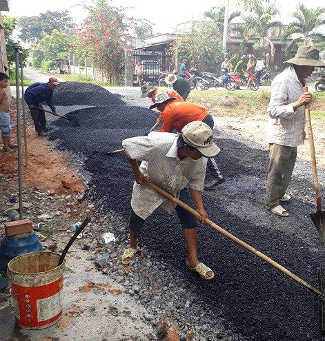 Vụ bị còng tay khi bỏ 200 triệu đồng làm đường: Chính quyền nói gì? ảnh 1