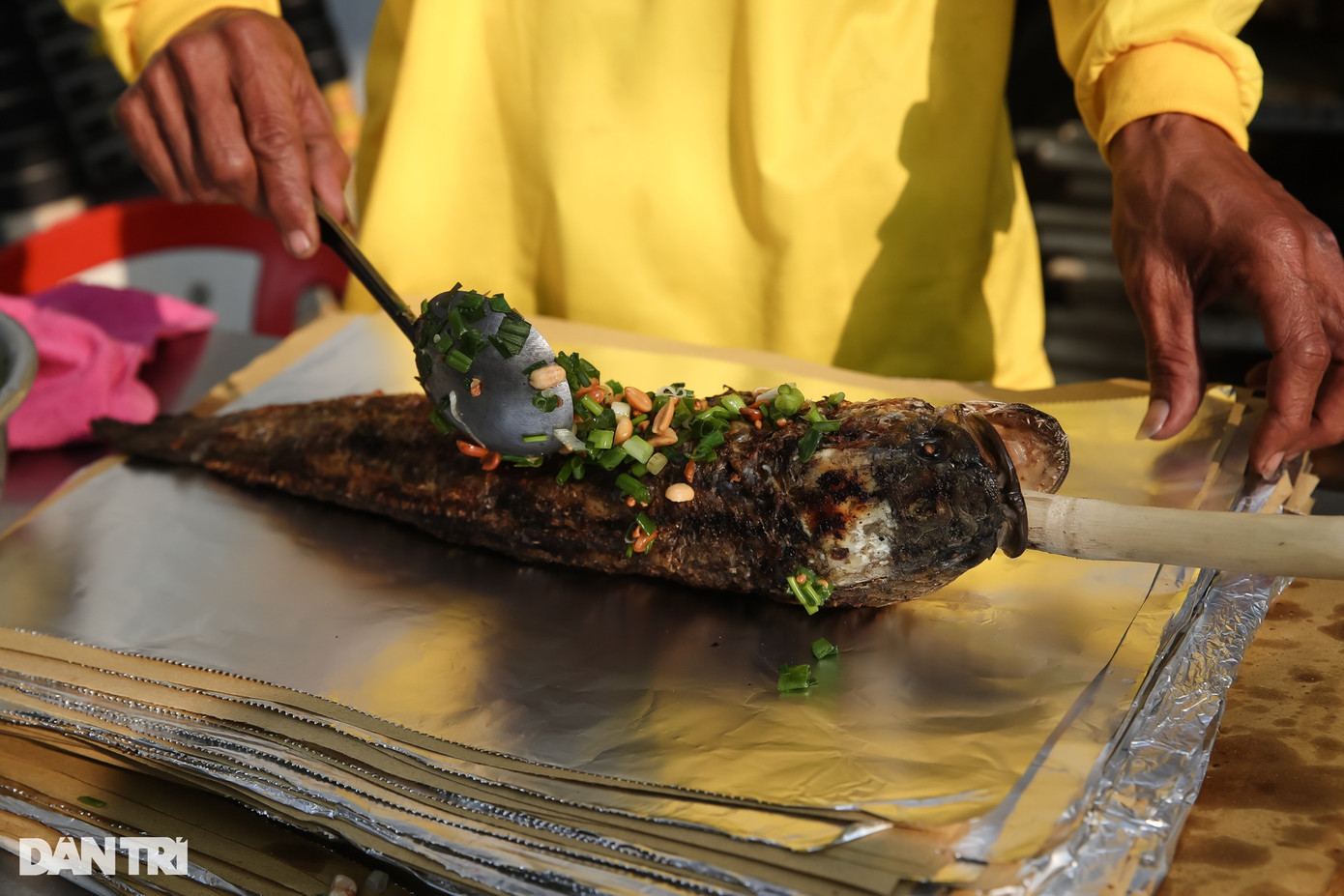 Cá lóc nướng được cho thêm mỡ hành, gói kỹ bằng giấy bạc trước khi đến tay khách hàng (Ảnh: Nam Anh).