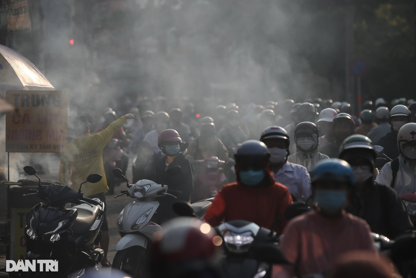 Khói nghi ngút cả khu phố trong sáng ngày vía Thần Tài (Ảnh: Nam Anh).