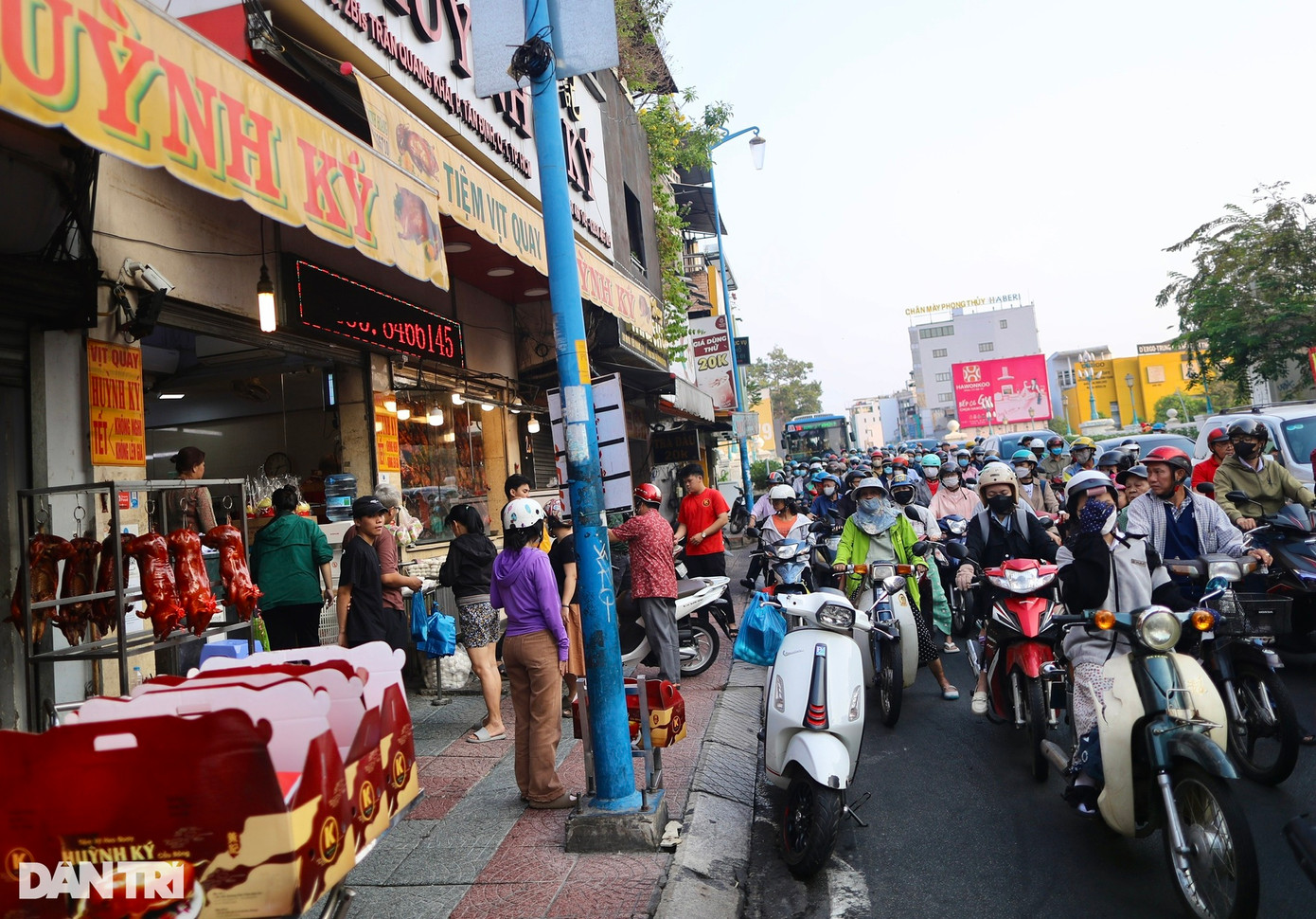 Khu vực trước tiệm vịt quay, heo quay trên đường Lê Văn Duyệt (quận Bình Thạnh) đông đúc người dừng lại mua. Giao thông khu vực này trở nên đông đúc, kẹt xe kéo dài từ chân cầu Bông tới gần khúc giao với đường Vũ Huy Tấn (Ảnh: Hải Long).