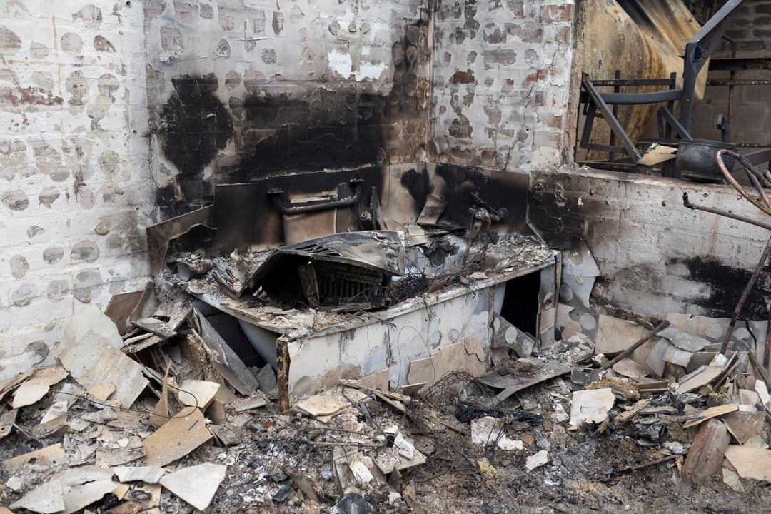 Một ngôi nhà bị thiêu rụi. Ảnh: Reuters