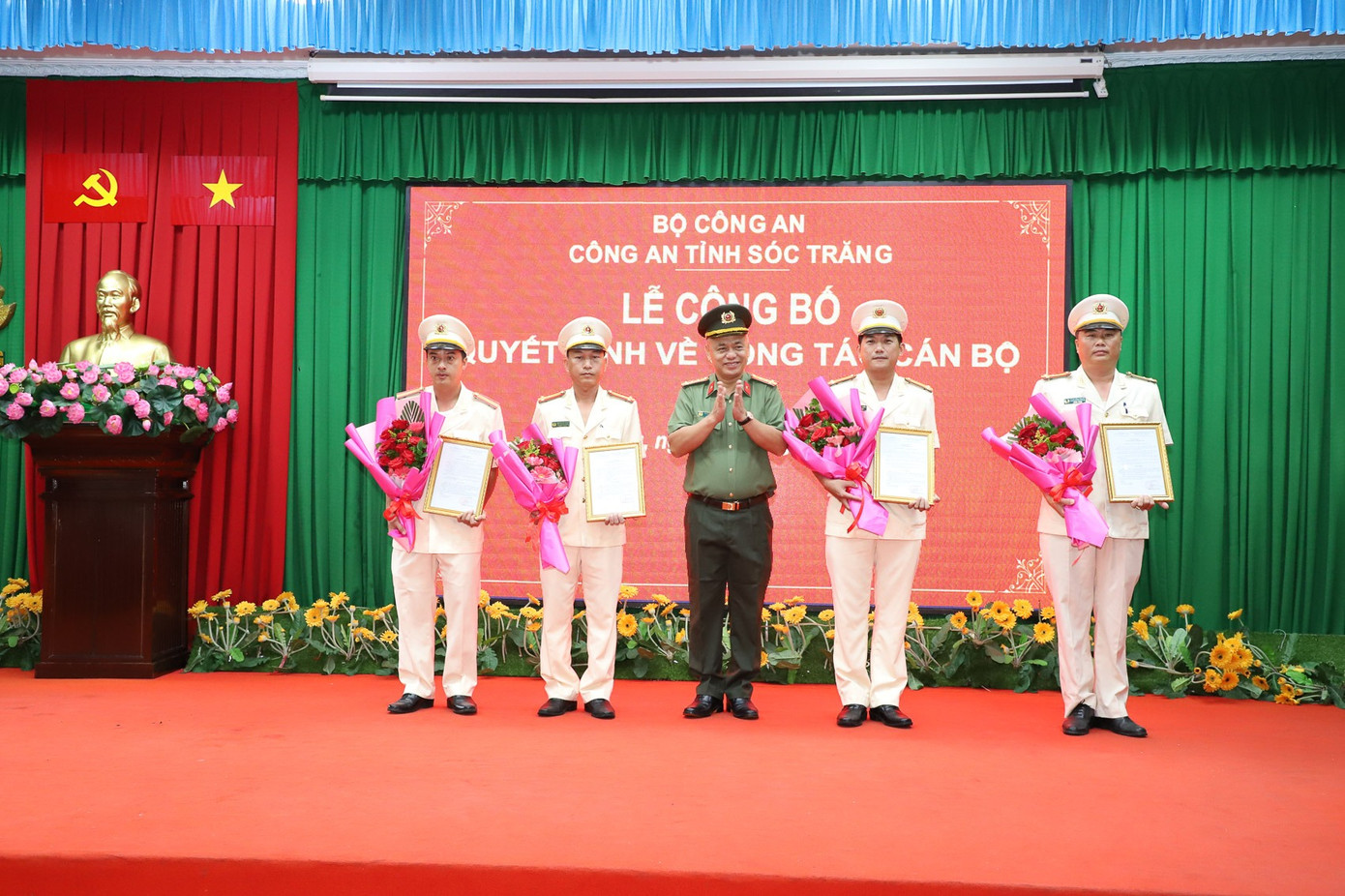 Đại tá Bùi Quốc Khánh - Ủy viên Ban Thường vụ Tỉnh ủy, Giám đốc Công an tỉnh Sóc Trăng trao quyết định cho các đồng chí. Ảnh: NGUYỄN HOÀNG Đại tá Bùi Quốc Khánh - Ủy viên Ban Thường vụ Tỉnh ủy, Giám đốc Công an tỉnh Sóc Trăng trao quyết định cho các đồng chí. Ảnh: NGUYỄN HOÀNG