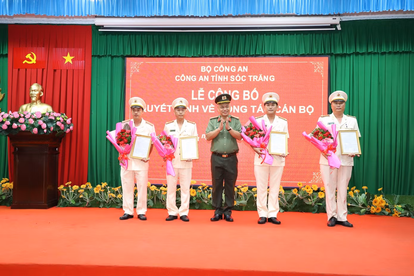 Đại tá Bùi Quốc Khánh - Ủy viên Ban Thường vụ Tỉnh ủy, Giám đốc Công an tỉnh Sóc Trăng trao quyết định cho các đồng chí. Ảnh: NGUYỄN HOÀNG Đại tá Bùi Quốc Khánh - Ủy viên Ban Thường vụ Tỉnh ủy, Giám đốc Công an tỉnh Sóc Trăng trao quyết định cho các đồng chí. Ảnh: NGUYỄN HOÀNG